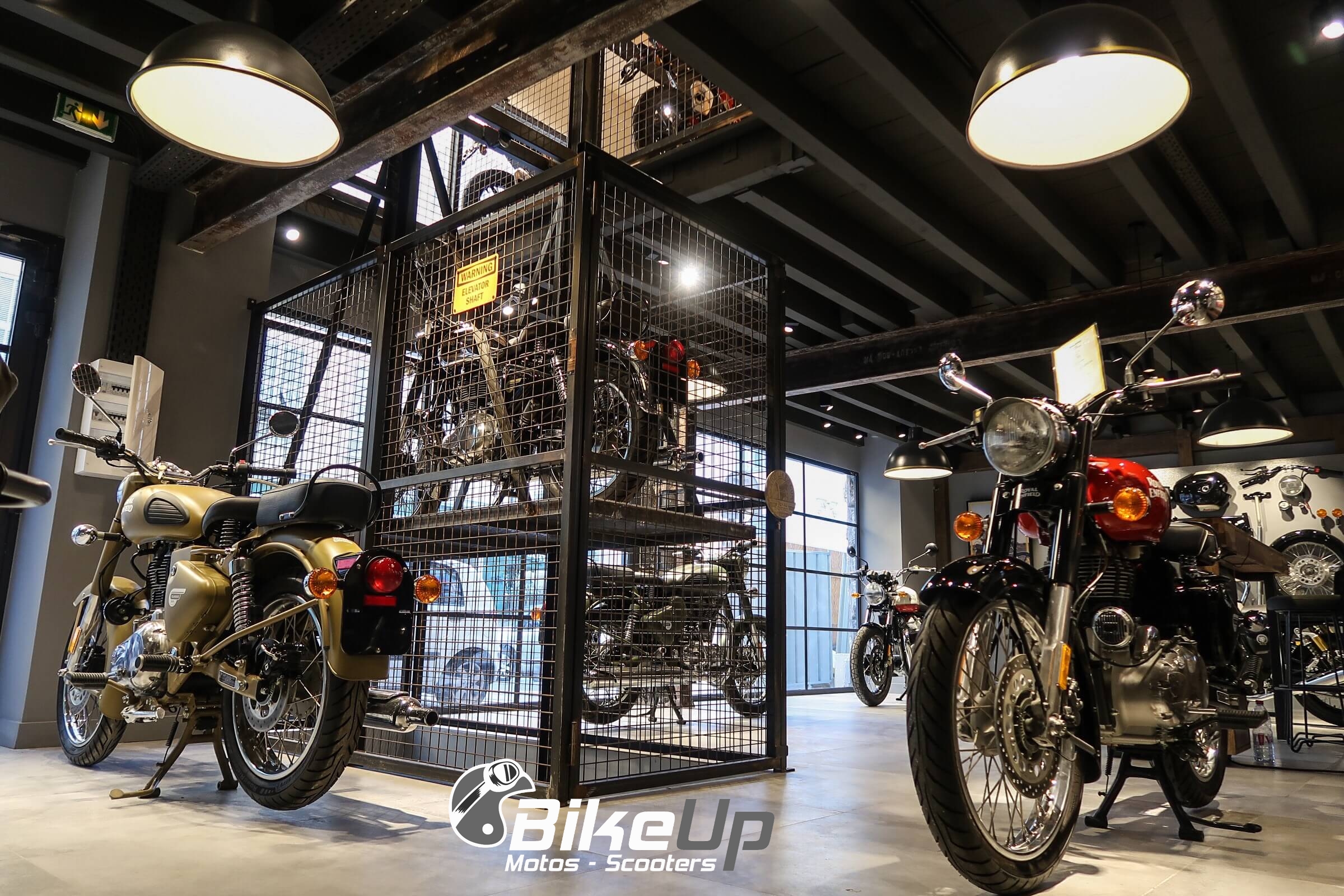 Le concept store Royal Enfield Bike'Up &agrave; Nice, plusieurs motos expos&eacute;es dans une ambiance industrielle