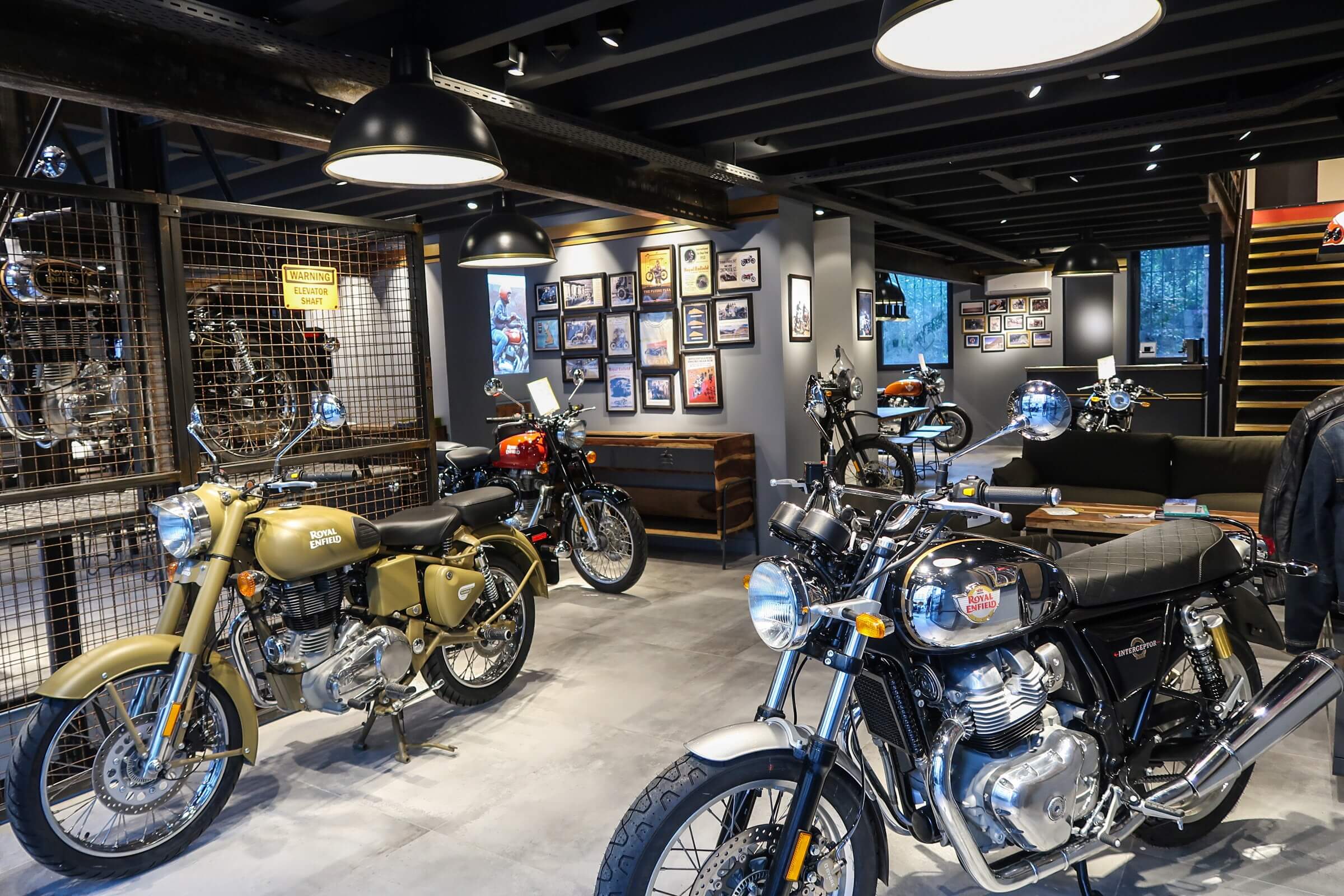 L'espace Royal Enfield chez Bike'Up &agrave; Nice, plusieurs mod&egrave;les expos&eacute;s en permanence