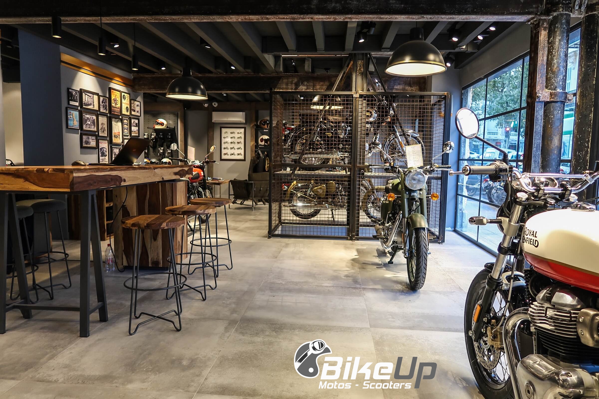 La vitrine du concept store Royal Enfield Bike'Up &agrave; Nice, grande verri&egrave;re sur rue