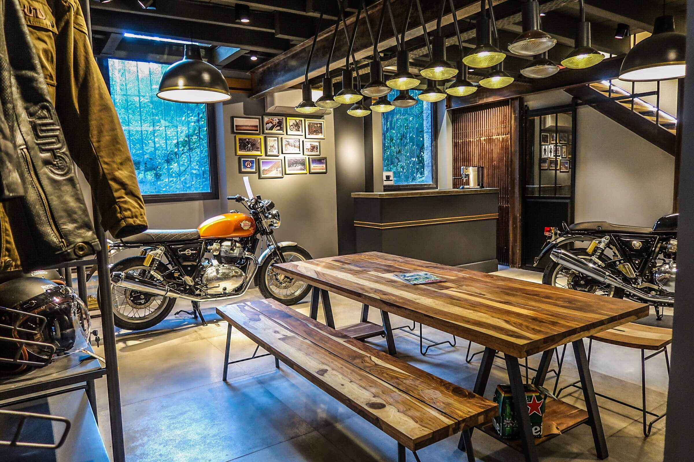 La grande table du showroom Royal Enfield Bike'Up &agrave; Nice, espace convivial pour les passionn&eacute;s