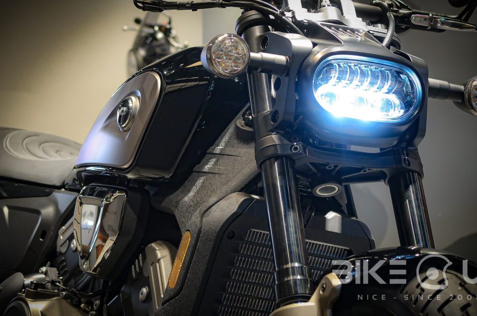 QJMOTOR SRV 600, LE CUSTOM ÉQUIPÉ D’UN MOTEUR V4 !