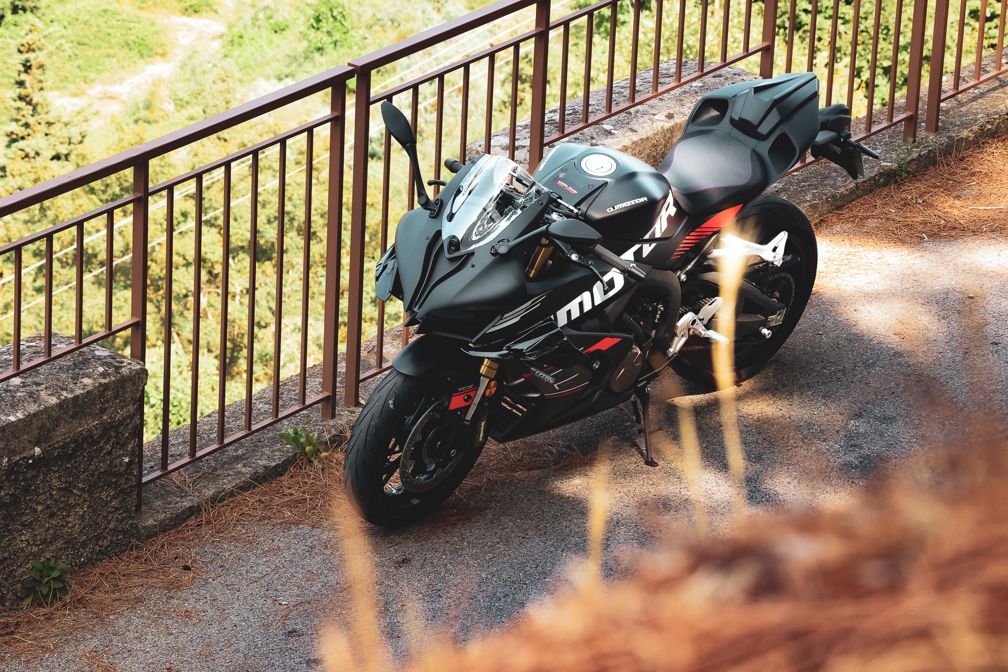 Première prise en main de la QJMotor SRK 800 RS par Bike'Up