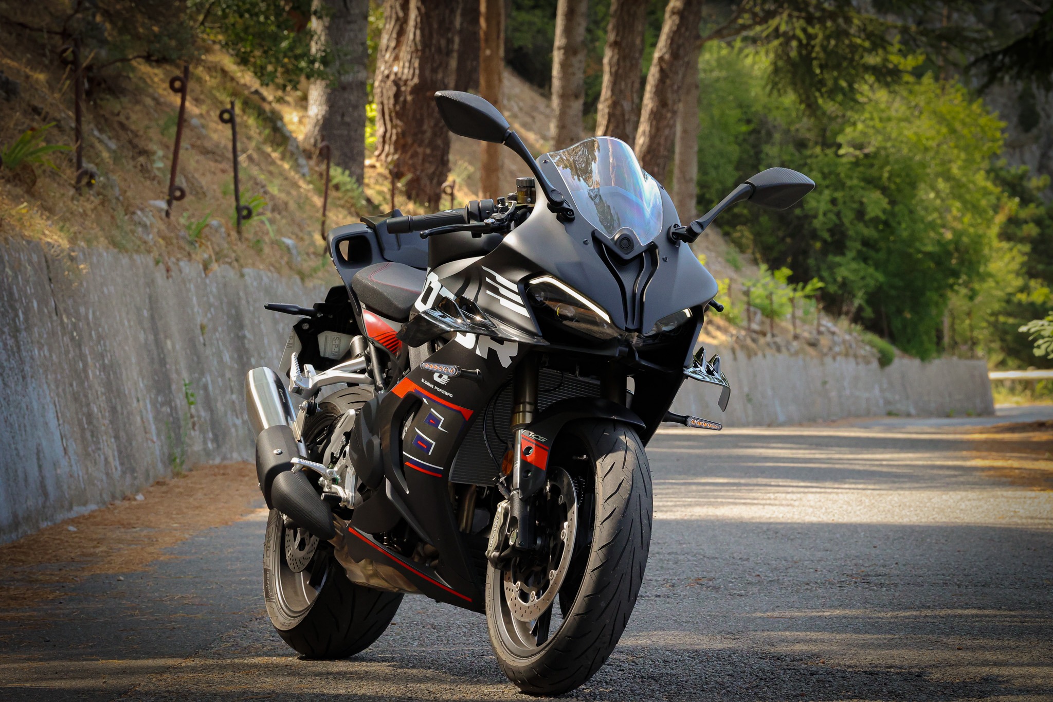 Vue de trois quarts de la QJMotor SRK 800 RS