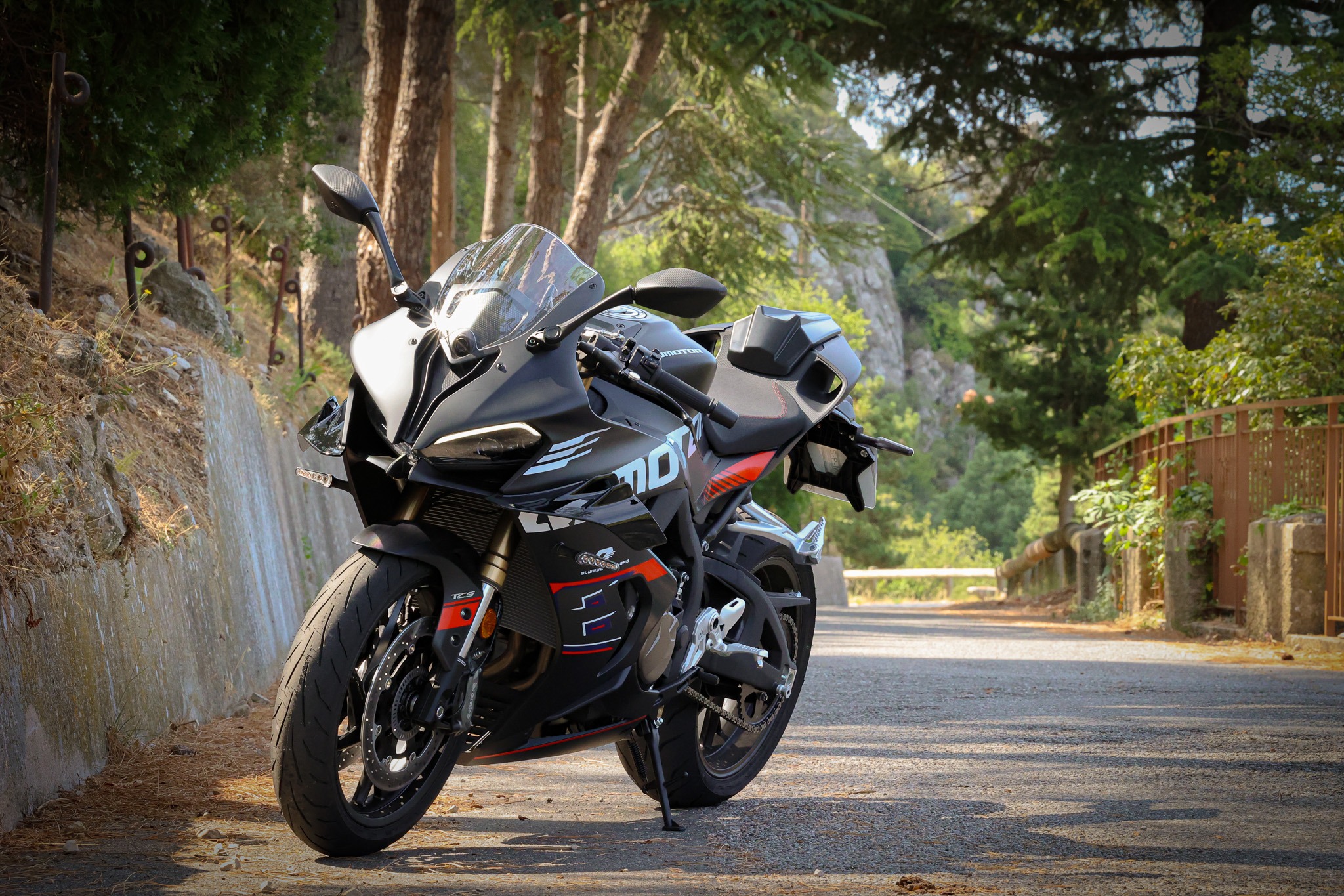 Nouvelle QJMotor SRK 800 RS photographiée par Bike'Up Nice