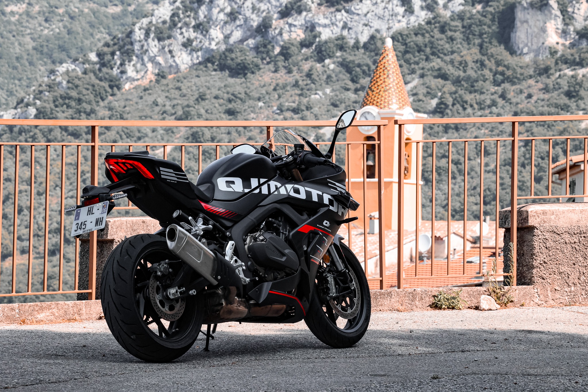 QJMotor SRK 800 RS en extérieur