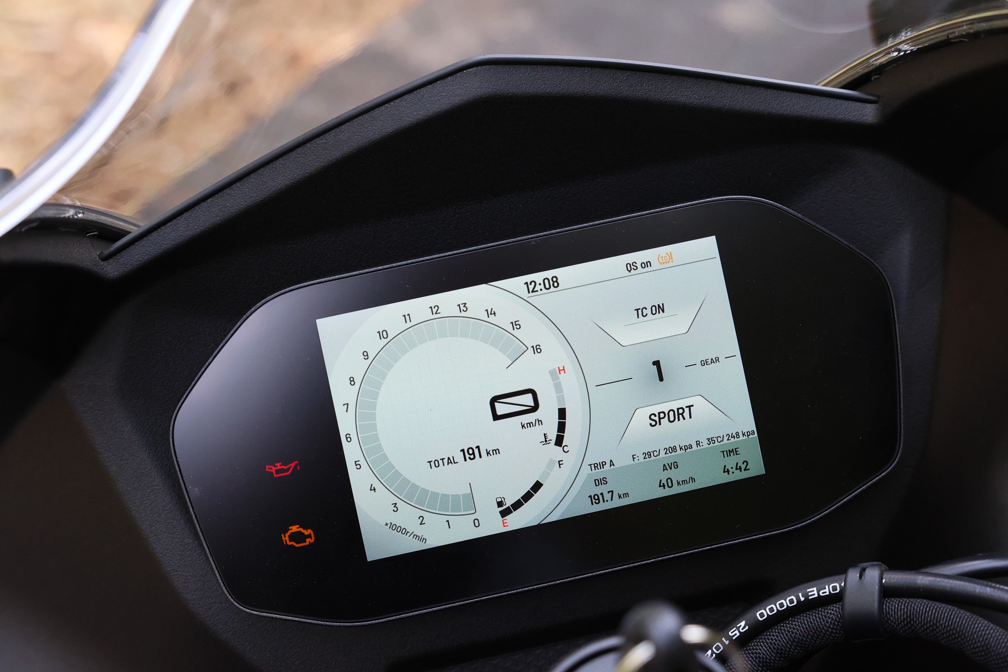 QJMotor SRK 800 RS vue latérale