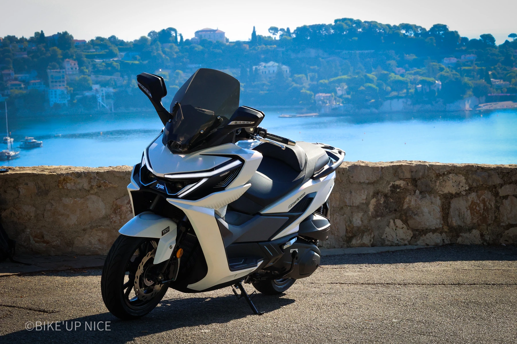 SYM Cruisym 400 photographié à Nice par Bike'Up