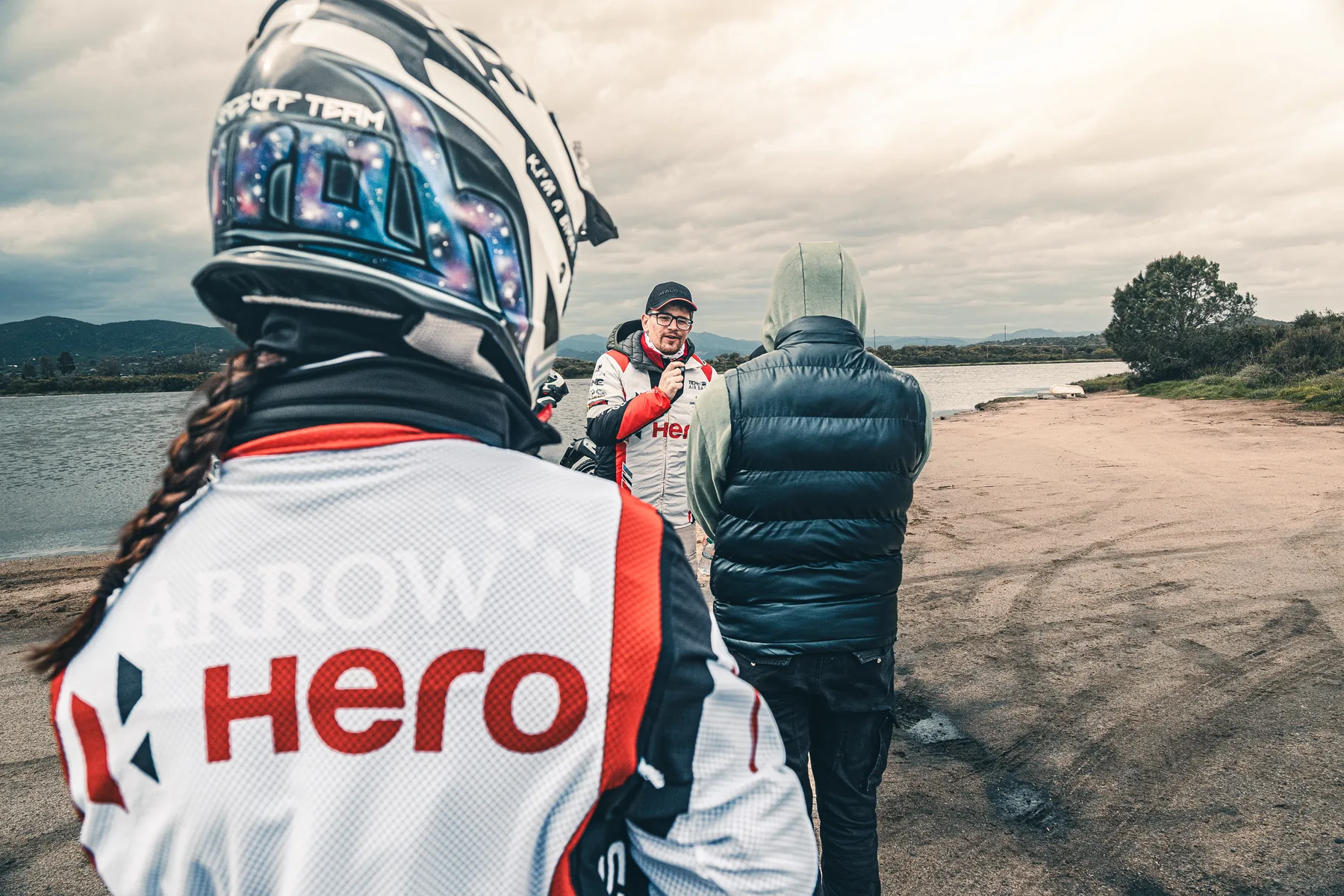 Pilote en veste Hero au bord de l'eau