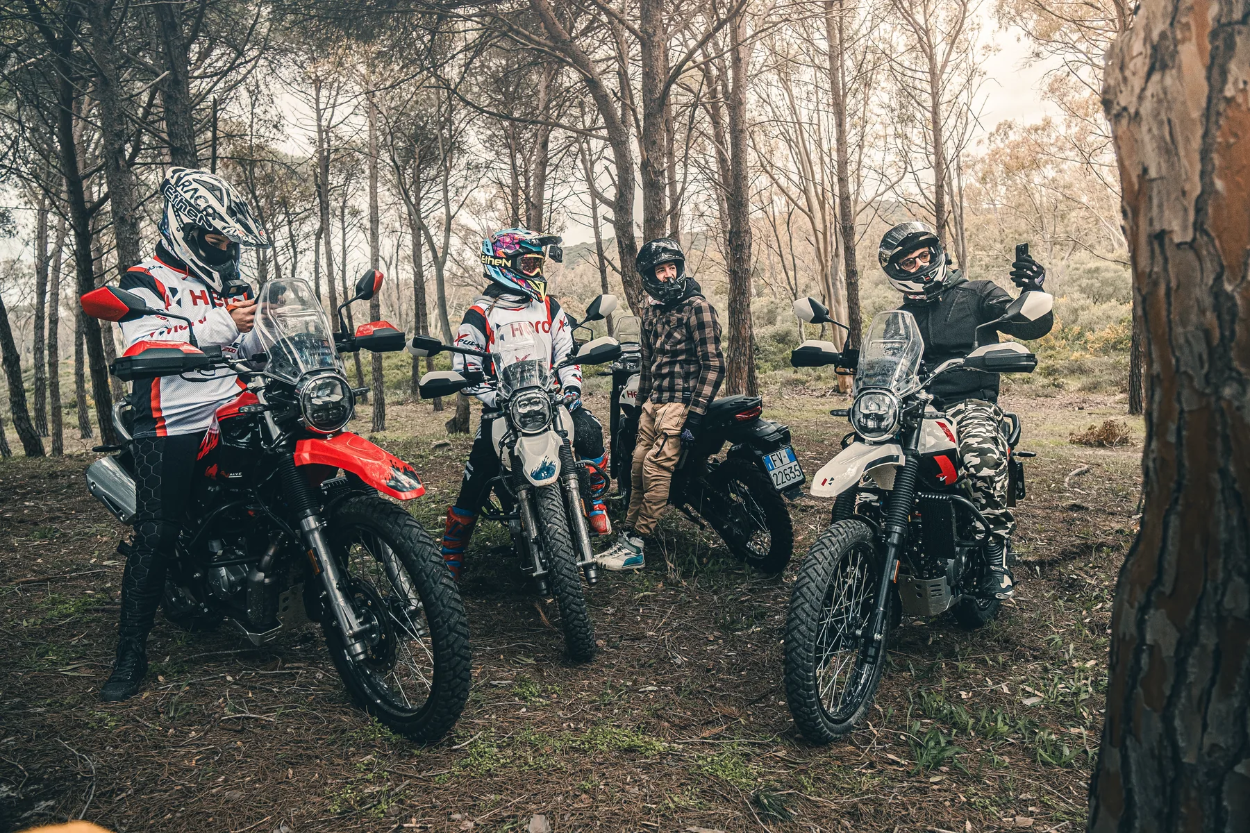 Motos Hero Xpulse 200 Pro en balade, trail A2