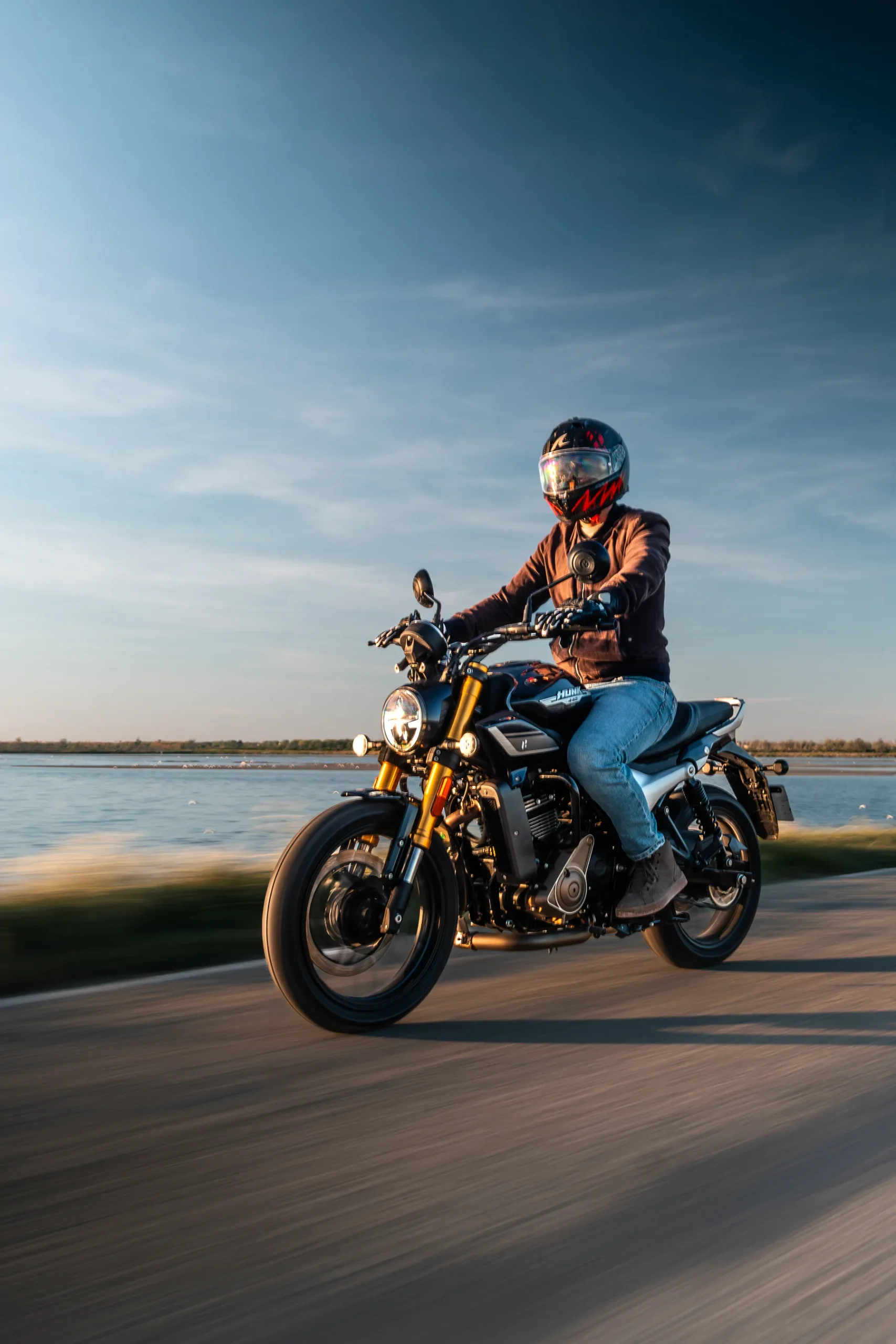 Moto Hero Hunk 440 en route, roadster A2