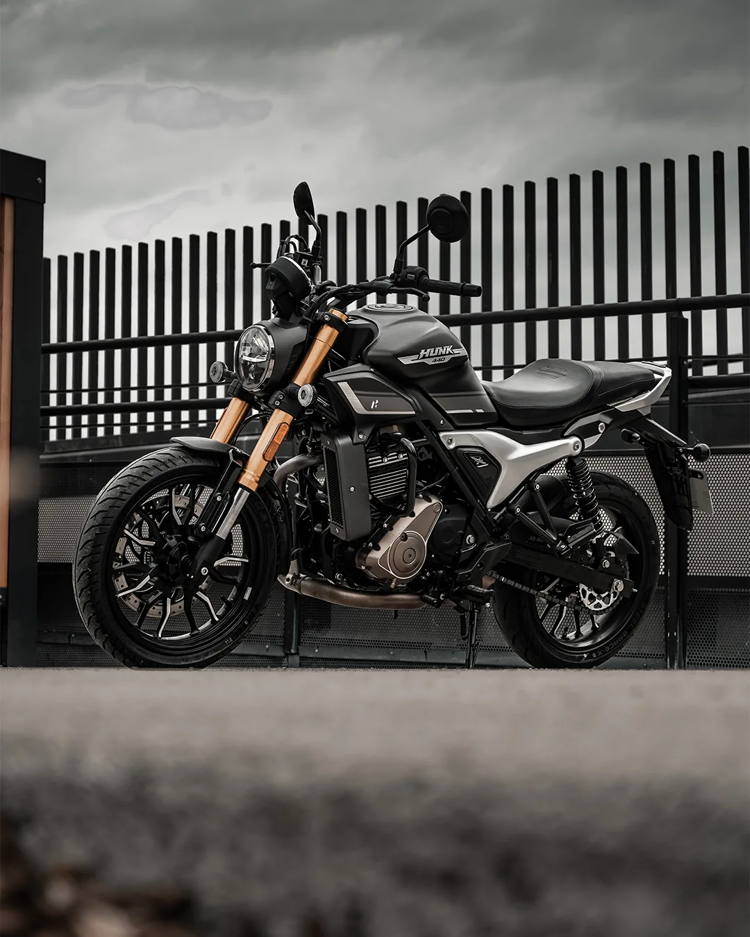 Hero Hunk 440 en noir et blanc, moto Hero Nice