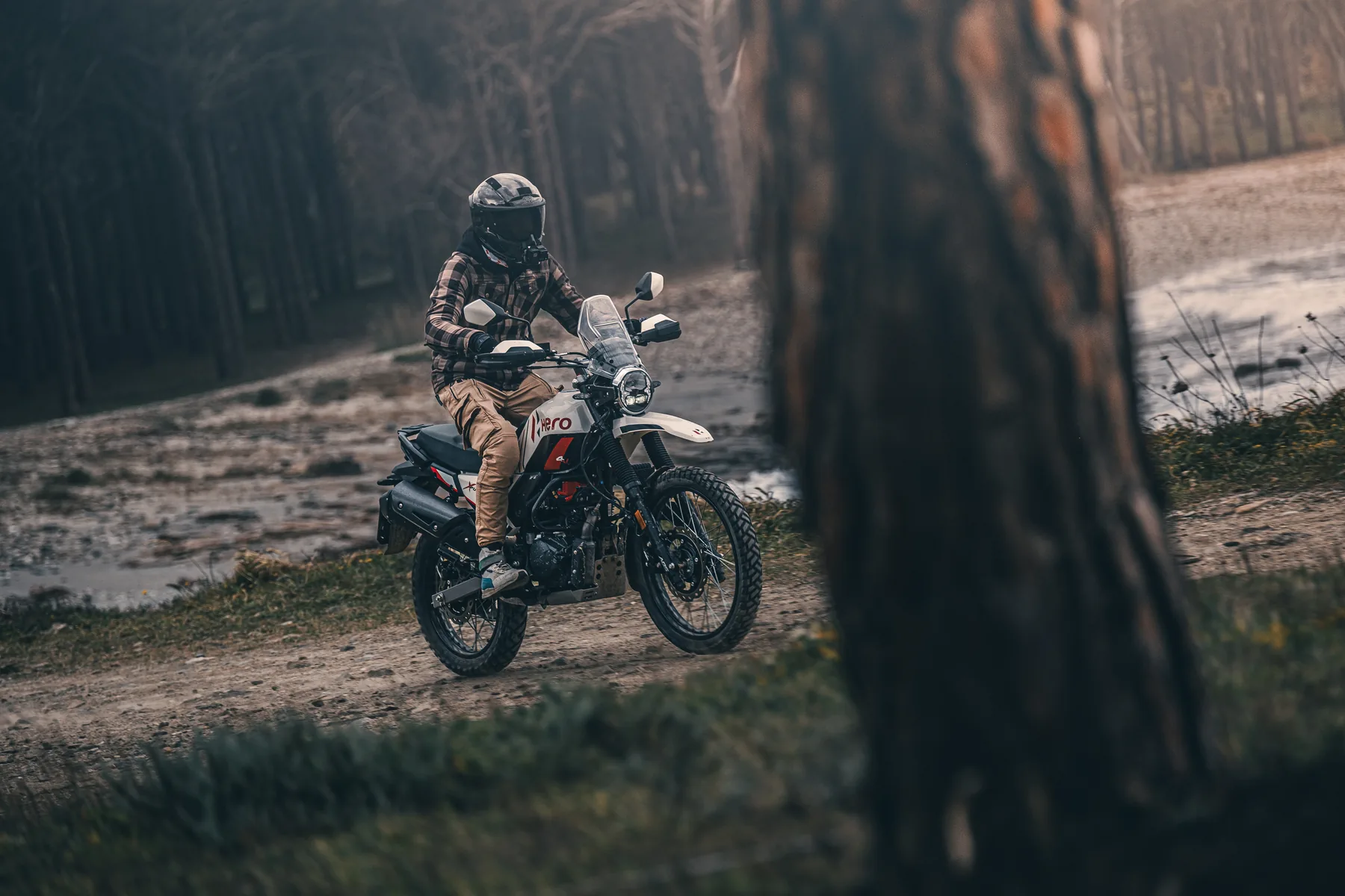 Moto Hero Xpulse 200 Pro en sous-bois, concessionnaire Hero à Nice