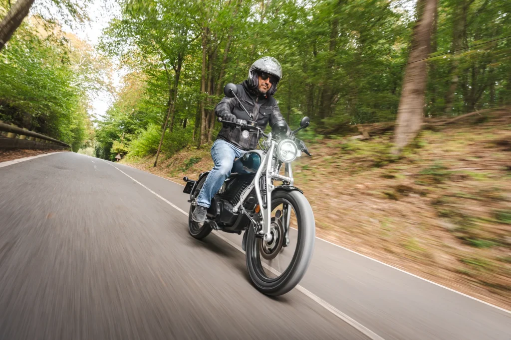 Flying Flea C6 moto électrique en roulage sur route