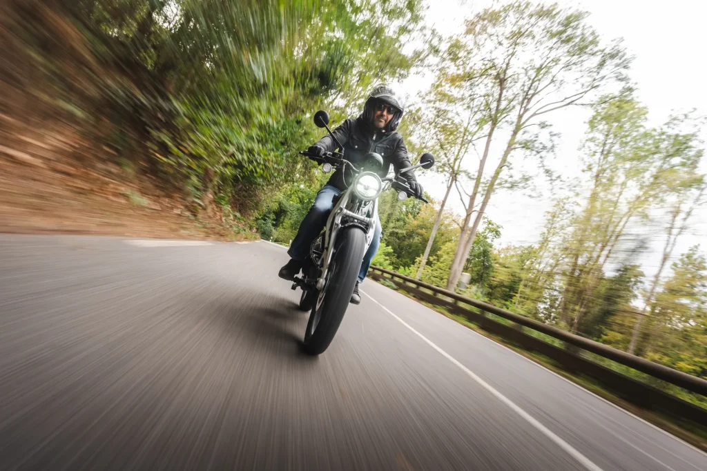 Royal Enfield Flying Flea C6 en virage, phare allumé