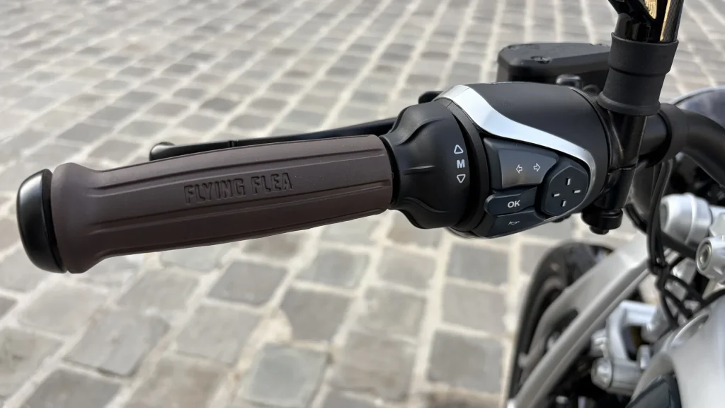 Flying Flea C6 : commodo gauche et poignée, moto électrique néo-rétro