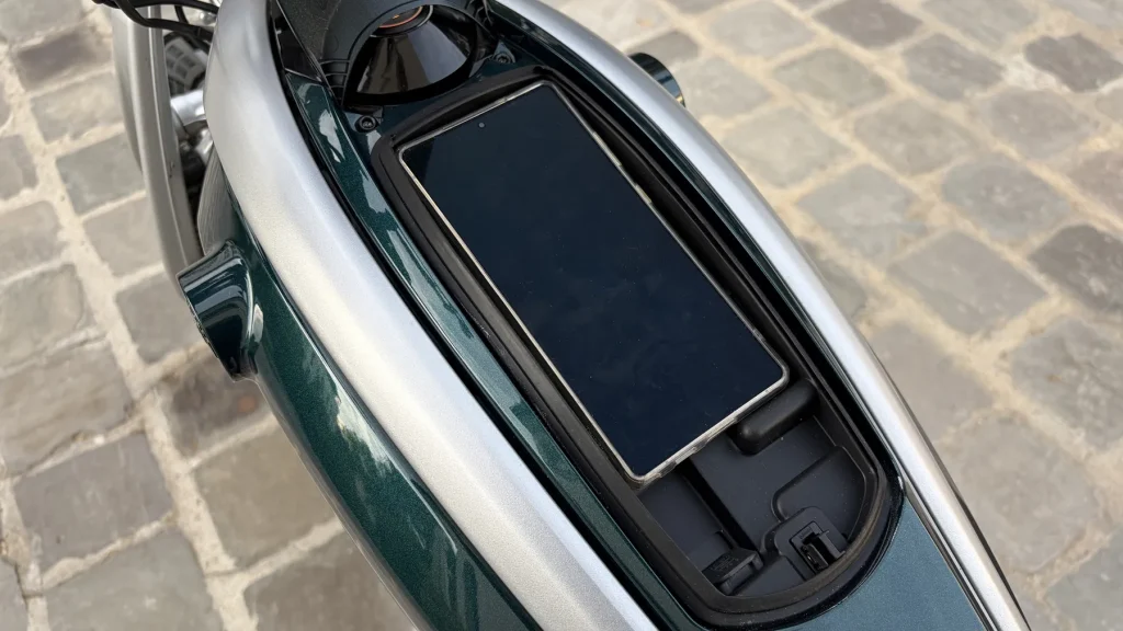 Rangement smartphone dans le réservoir de la Flying Flea C6